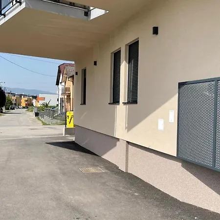 Ad Apartment *